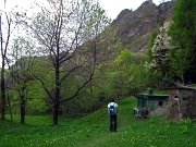 Salita con giro ad anello in PUNTA ALMANA (1390 m.) sul sentiero F. Benedetti da Portole di Sale Marasino (BS) il 3 maggio 2012 - FOTOGALLERY
